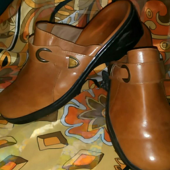 CLARK CARAMEL COLORED CLOGS - Picture 1 of 5